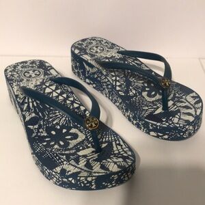 Tory Burch Navy and White Printed Platform Flip Flop Sandals